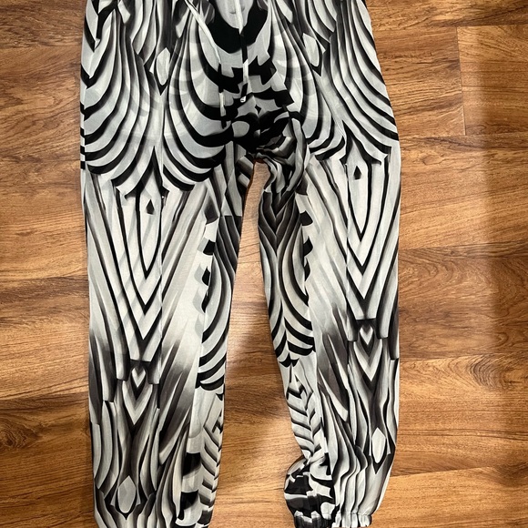 3/$15 Bebe Zebra Print Aladdin pants size small - Picture 1 of 8